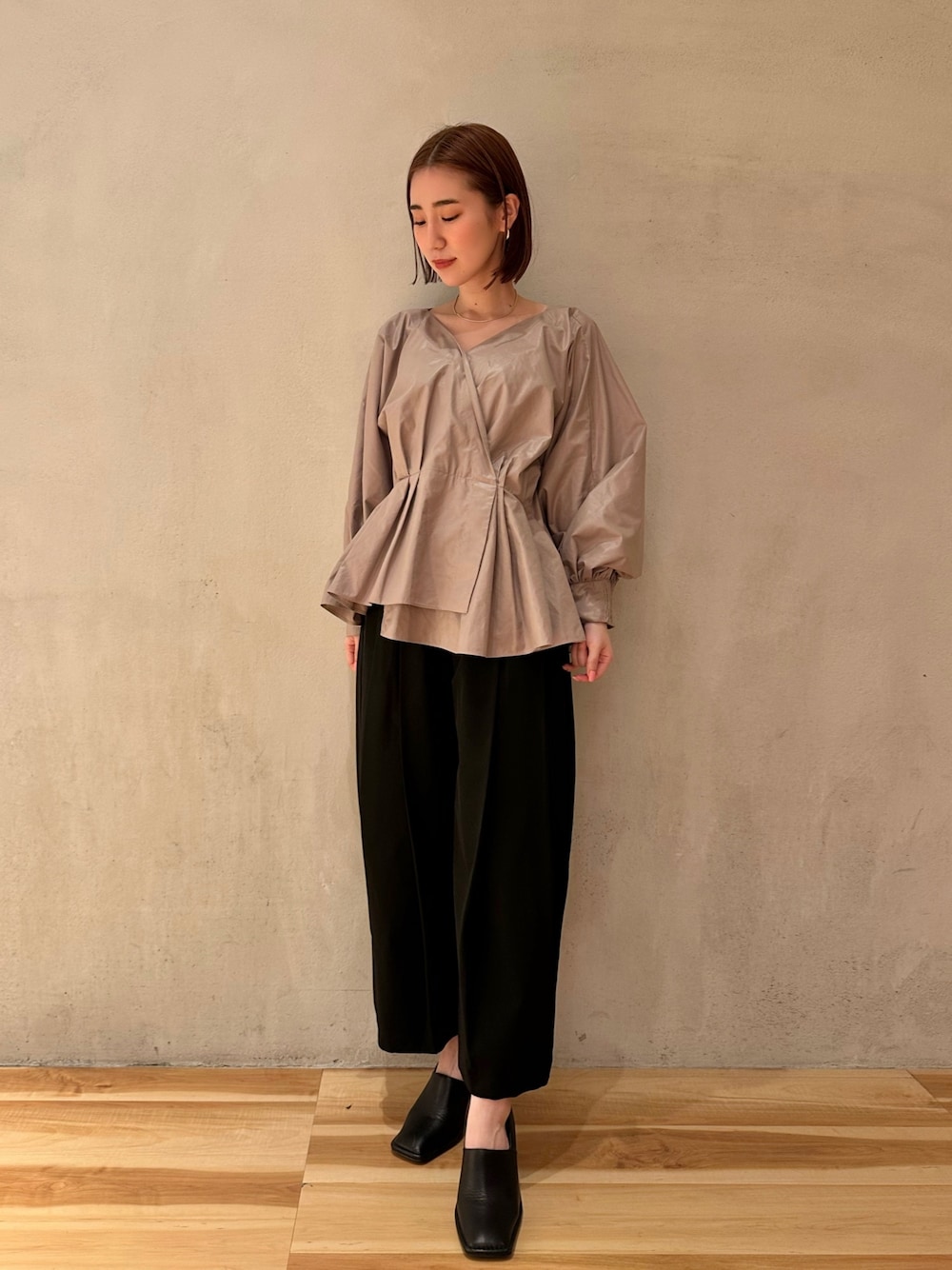 ベージュ系のシャツ/ブラウス、ブラック系のその他パンツ、ブラック系のパンプスを着用したレディースの春コーディネートの1枚目の写真