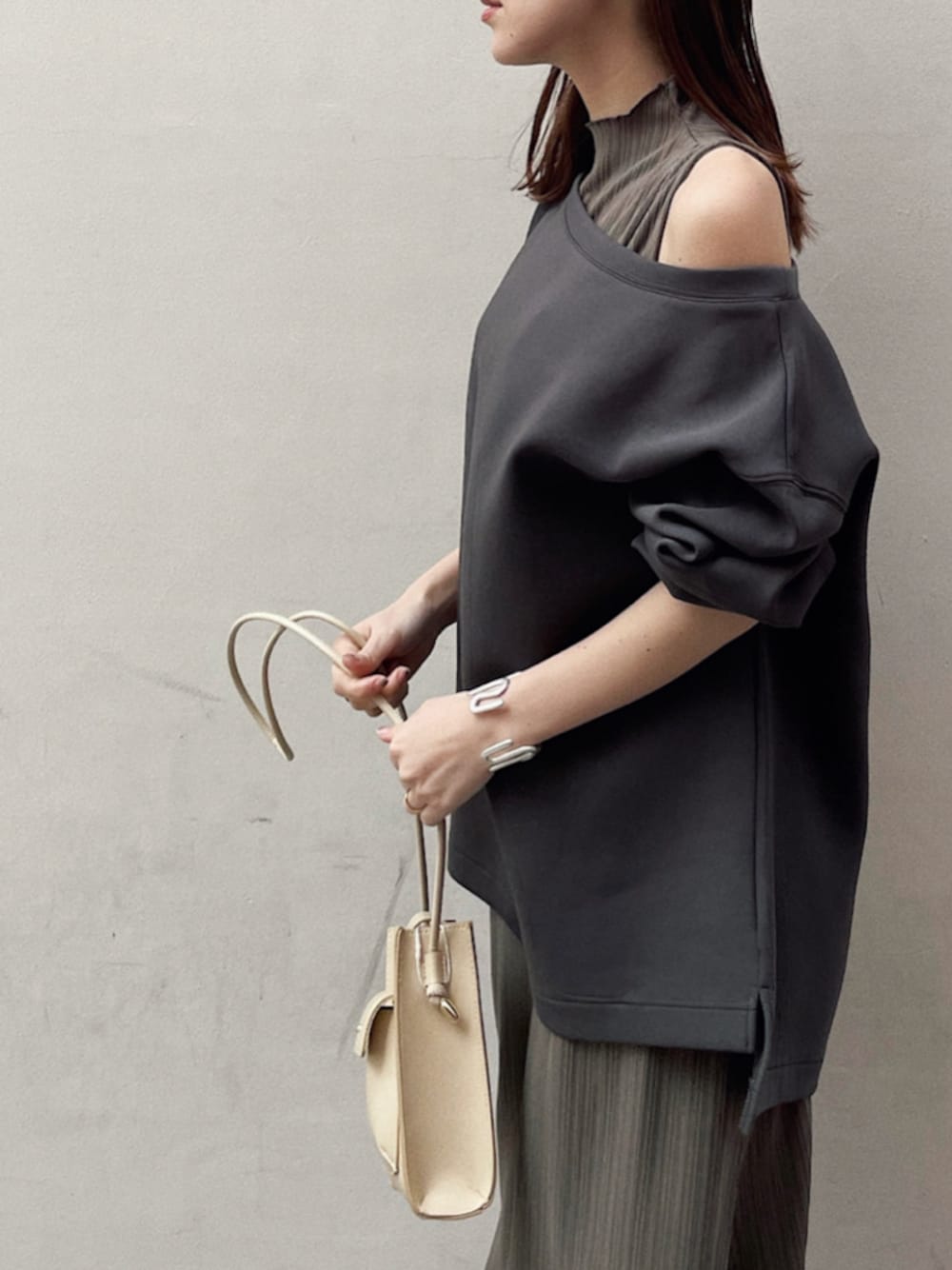 グレー系のワンピース、ベージュ系のサンダル、その他のパンプスを着用したレディースの冬コーディネートの1枚目の写真