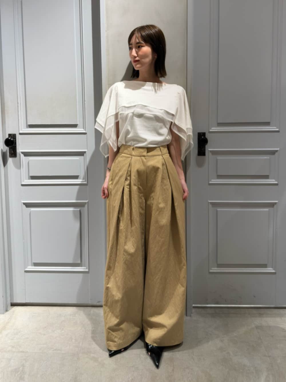 ホワイト系のTシャツ/カットソー、ベージュ系のその他パンツを着用したレディースの夏コーディネートの1枚目の写真