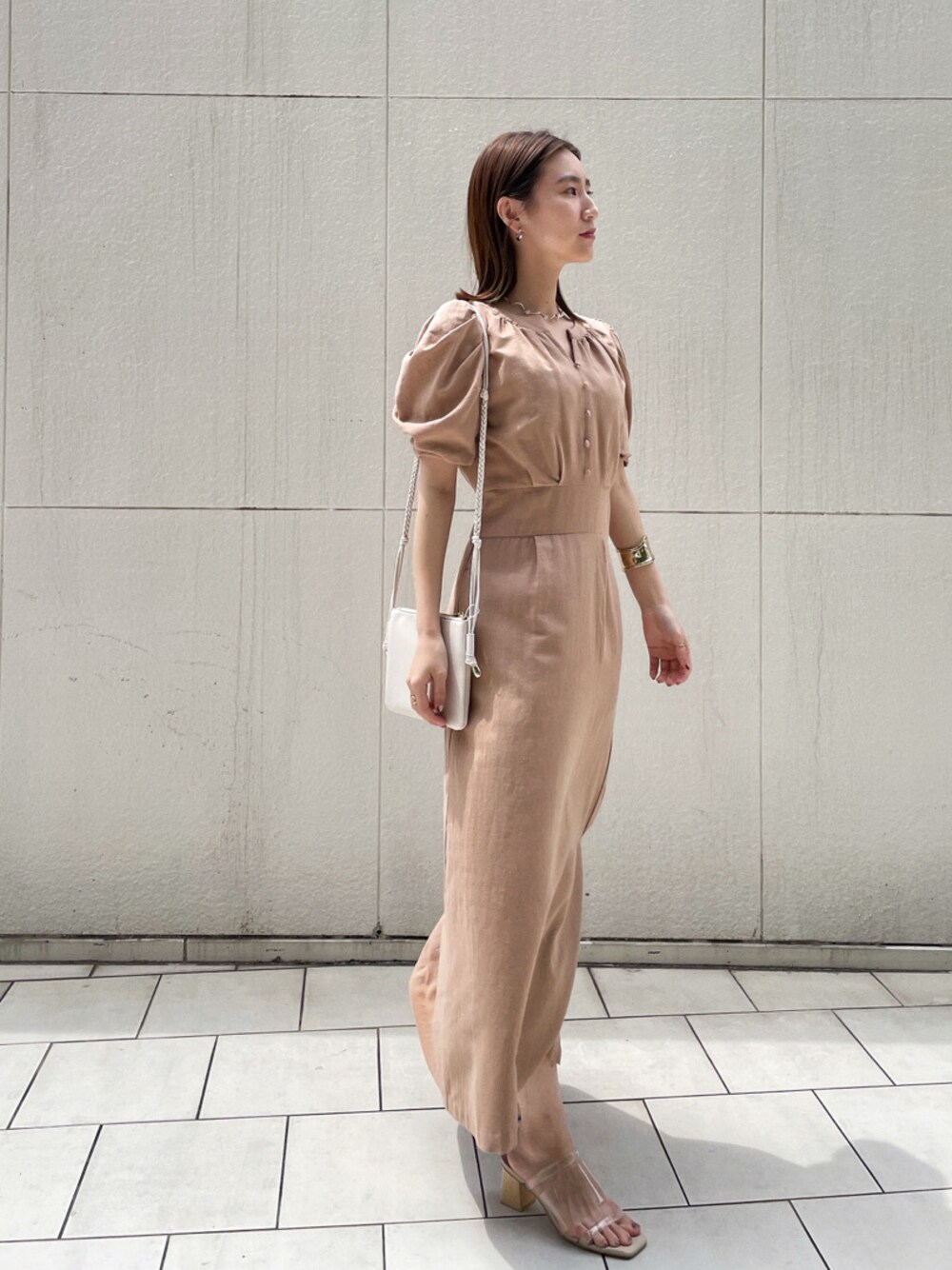 その他のその他シューズ、ホワイト系のショルダーバッグ、ベージュ系のワンピースを着用したレディースの春コーディネートの1枚目の写真