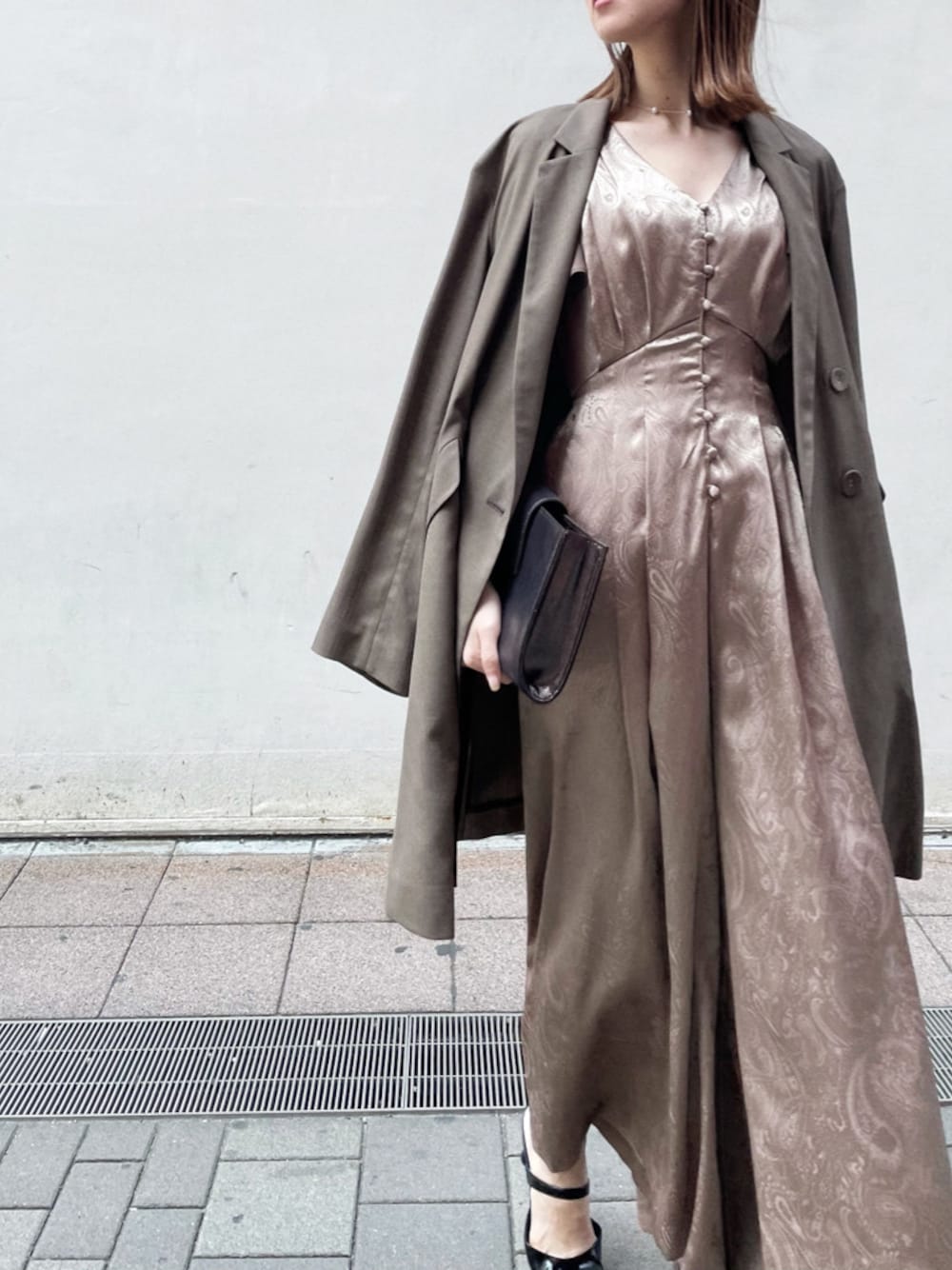 ベージュ系のパンツドレス、その他のハンドバッグ、ベージュ系のテーラードジャケットを着用したレディースの春コーディネートの1枚目の写真