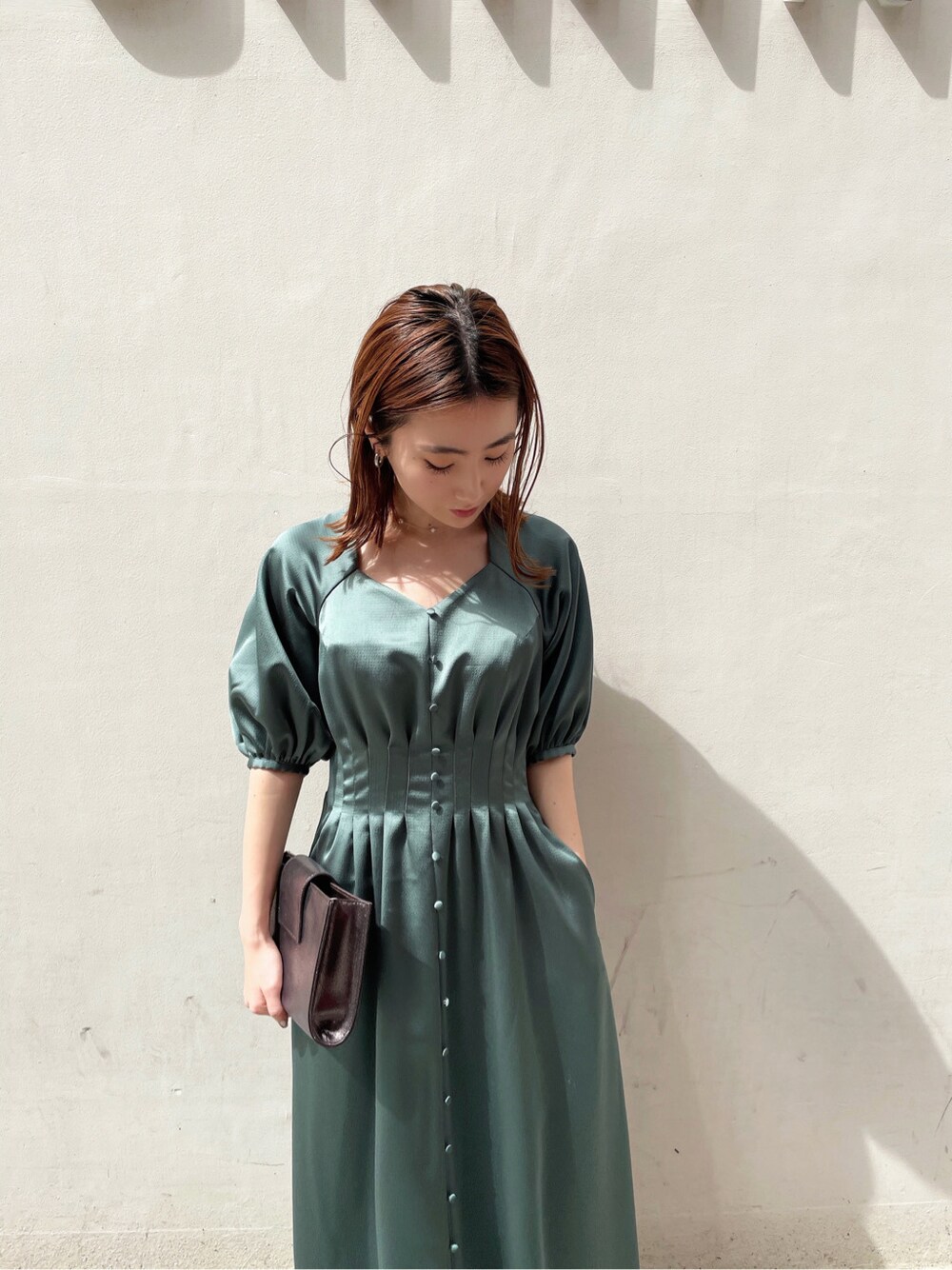 その他のその他シューズ、グリーン系のドレス、その他のハンドバッグを着用したレディースの春コーディネートの1枚目の写真