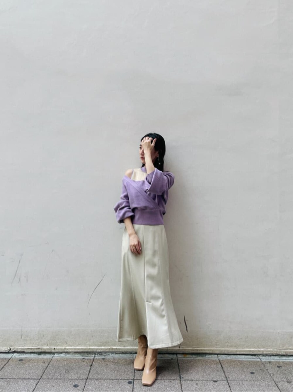 ホワイト系のスカート、ベージュ系のその他シューズ、パープル系のニット/セーターを着用したレディースの夏コーディネートの1枚目の写真