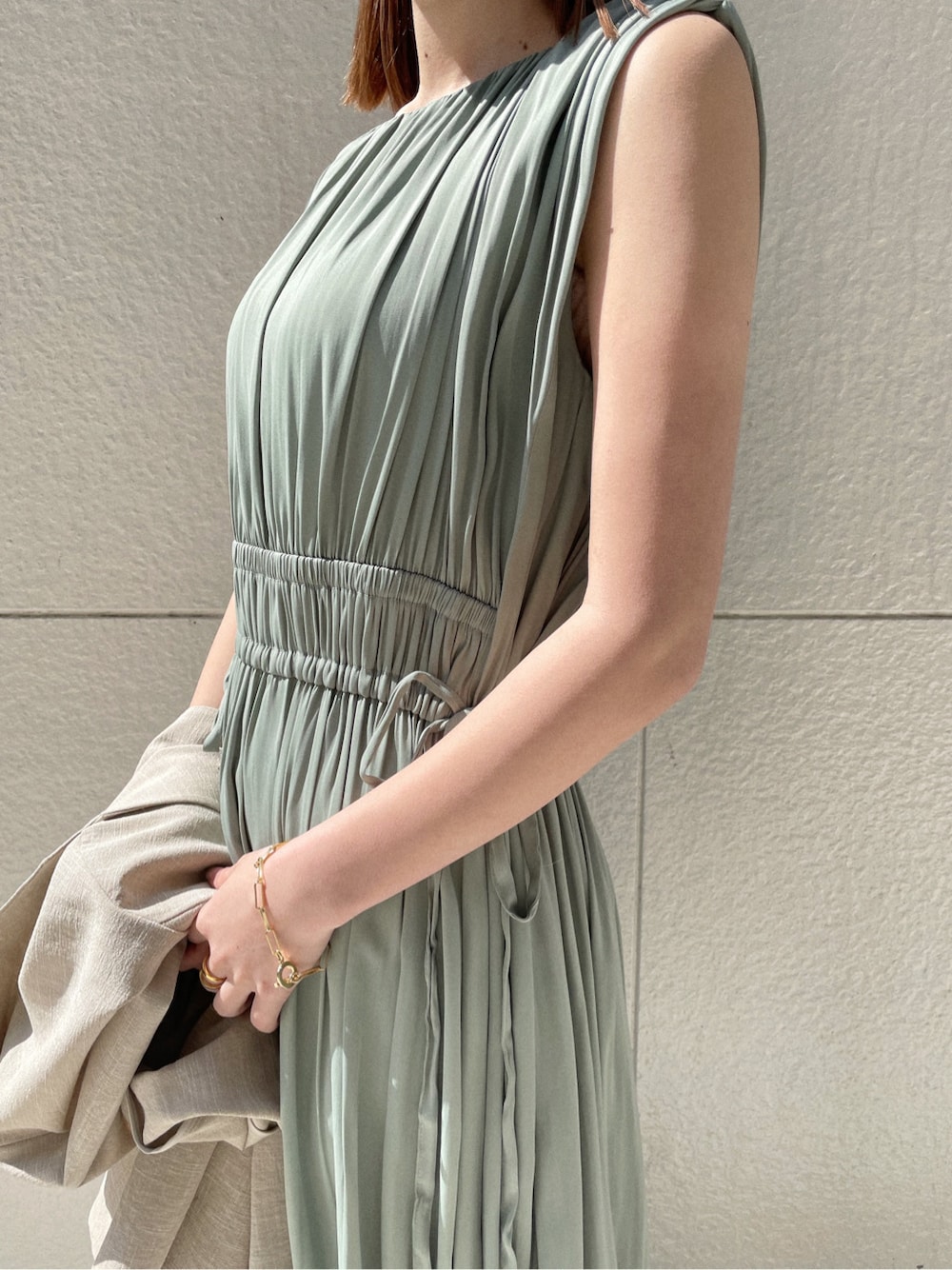 ブラック系のサンダル、ベージュ系のテーラードジャケット、グリーン系のワンピースを着用したレディースの春コーディネートの1枚目の写真