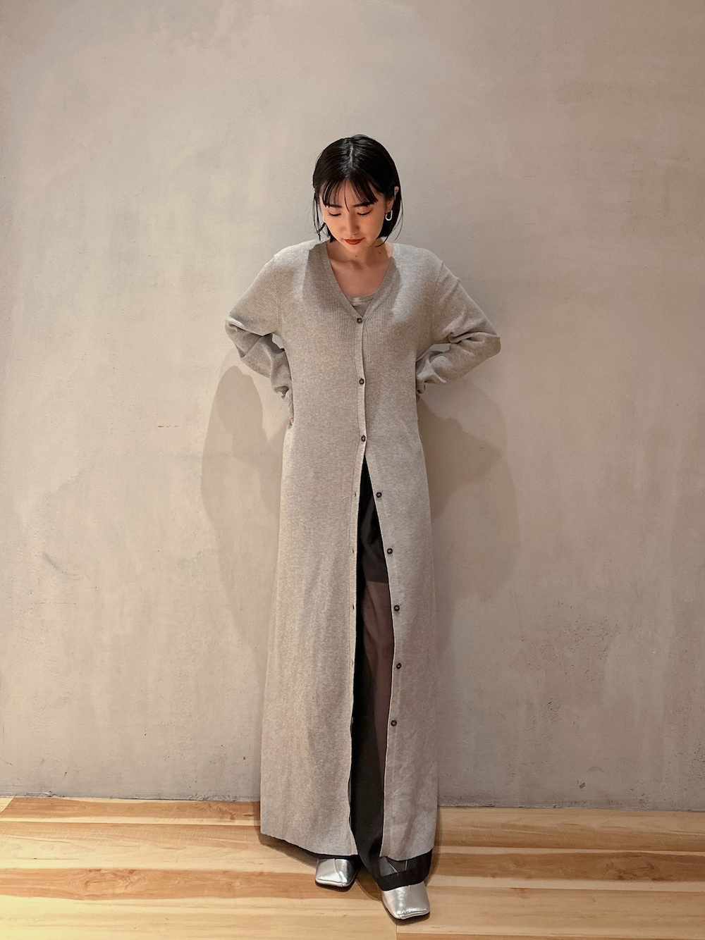 グレー系のワンピース、ブラック系のその他パンツ、シルバー系のパンプスを着用したレディースの冬コーディネートの1枚目の写真