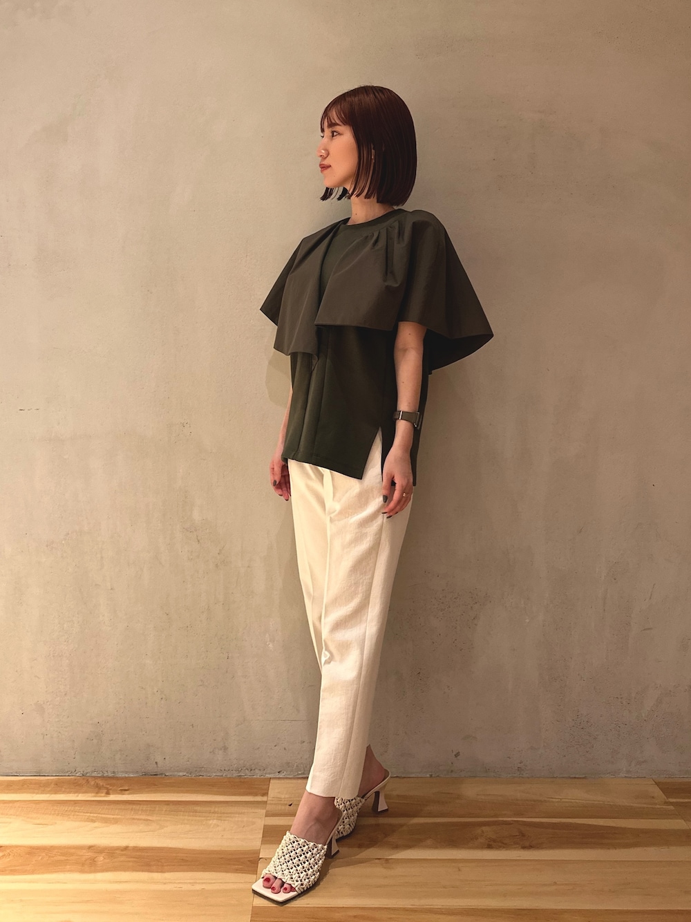 グリーン系のTシャツ/カットソー、ホワイト系のサンダル、ホワイト系のその他パンツを着用したレディースの春コーディネートの1枚目の写真