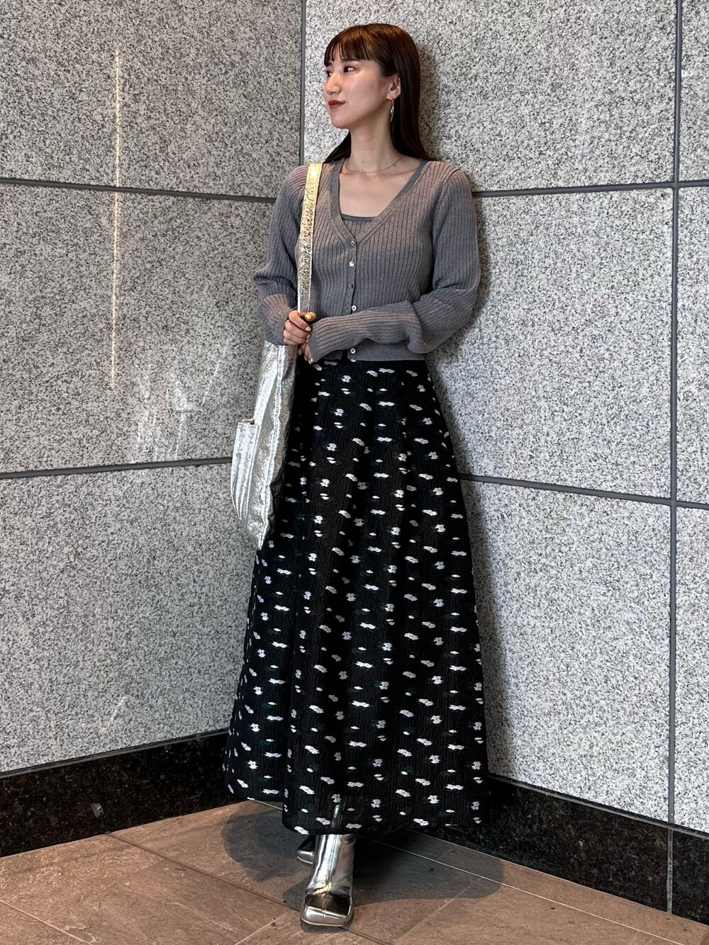 グレー系のカーディガン/ボレロ、その他のスカート、シルバー系のブーツを着用したレディースの夏コーディネートの1枚目の写真