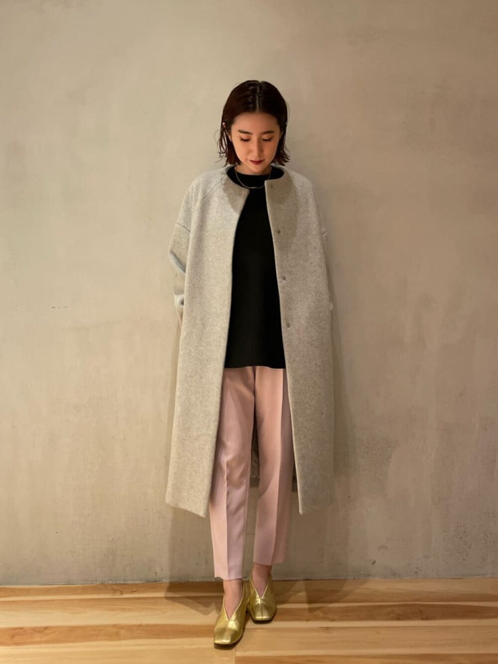 ブラック系のニット/セーター、ピンク系のその他パンツ、グレー系のその他アウターを着用したレディースの秋コーディネートの1枚目の写真