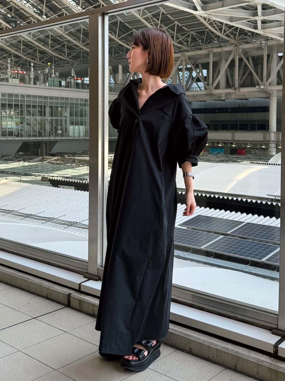 ブラック系のワンピース、ブラック系のサンダルを着用したレディースの夏コーディネートの1枚目の写真