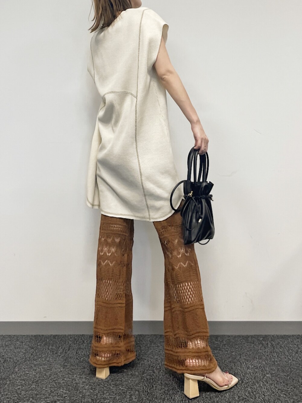 ブラウン系のその他パンツ、その他のその他シューズ、ホワイト系のTシャツ/カットソーを着用したレディースの春コーディネートの1枚目の写真