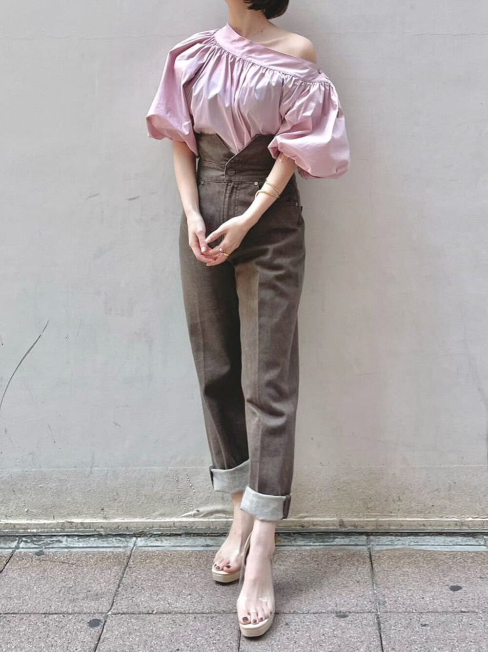 ピンク系のシャツ/ブラウス、その他のパンプス、ブラウン系のデニムパンツを着用したレディースの春コーディネートの1枚目の写真