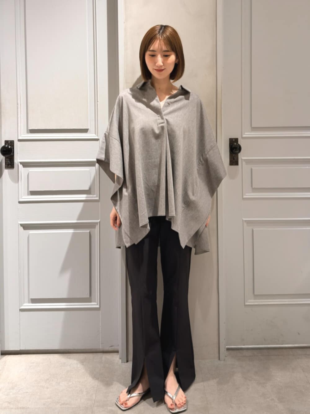 ブラック系のその他パンツ、グレー系のシャツ/ブラウスを着用したレディースの春コーディネートの1枚目の写真
