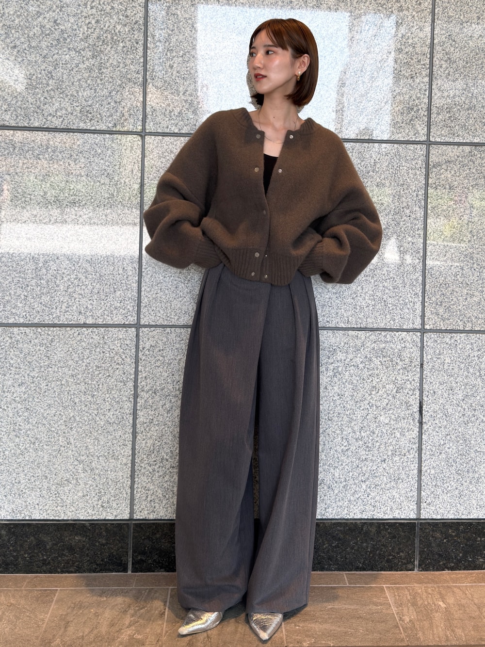 ブラウン系のカーディガン/ボレロ、グレー系のその他パンツ、シルバー系のパンプスを着用したレディースの夏コーディネートの1枚目の写真
