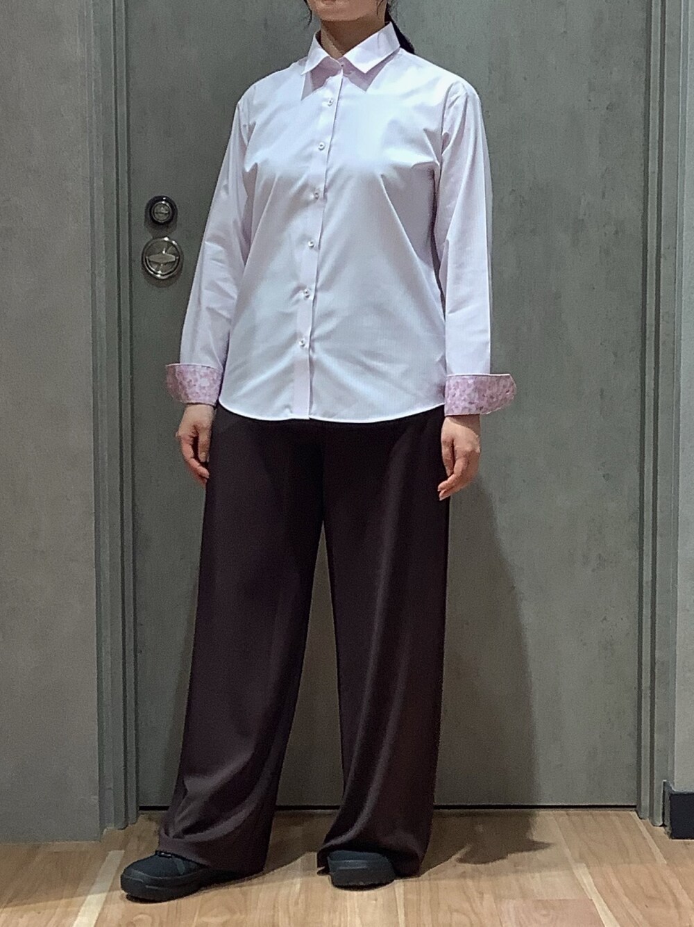 ピンク系のシャツ/ブラウスを着用したレディースの冬コーディネートの1枚目の写真