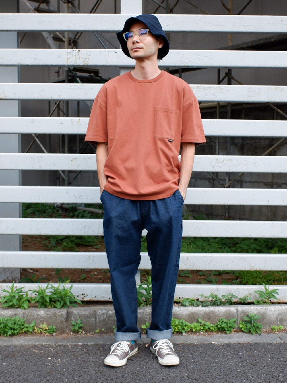 「大人カジュアル、休日スタイル、デニムパンツ、自転車スタイル、リラックスパンツ、リラックススタイル、カジュアルコーデ、メンズファッション、narifuri、fleeasy」｜「narifuriのnanotec 制菌バックプリントTシャツ（Tシャツ/カットソー、ブラウン系）」を使った、hossicaさん（メンズ・166cm）の夏コーディネートの1枚目の写真