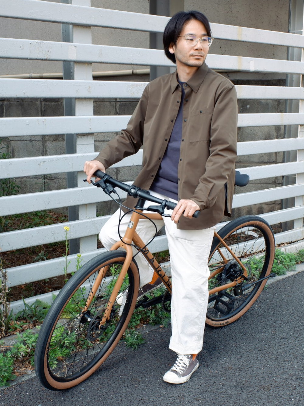 「白パンツ、自転車スタイル、春夏コーデ、narifuri、春服デビュー宣言」｜「narifuriのUPR ベンチレーションシャツ（シャツ/ブラウス、グリーン系）」を使った、hossicaさん（メンズ・166cm）の春コーディネートの1枚目の写真