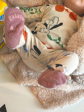 「H&M（エイチ・アンド・エム）のアイテム（トップス、ベージュ系）」を使った、suzuhaさん（キッズ・70cm）の秋コーディネート