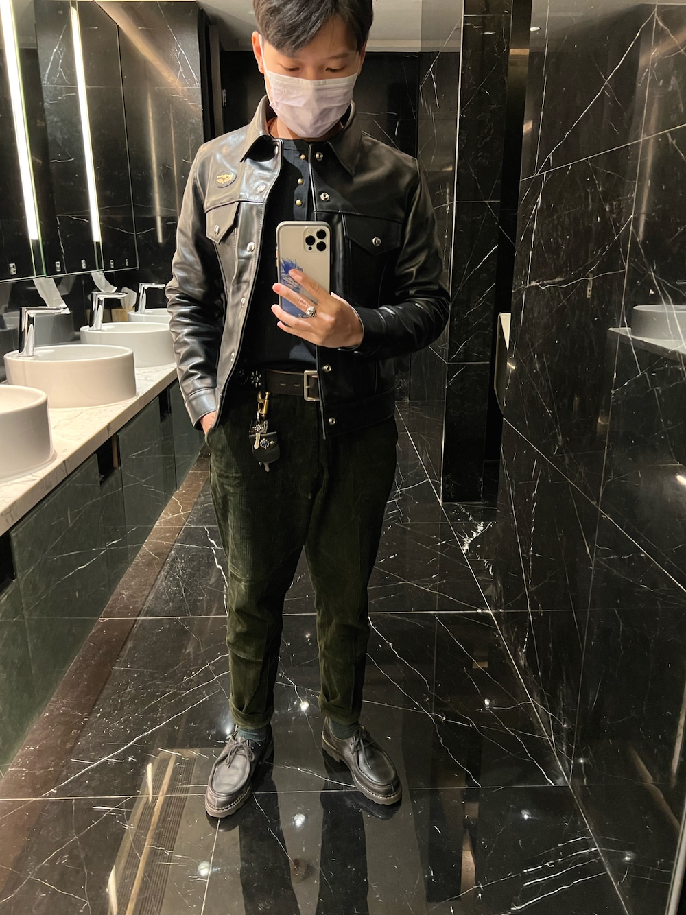 「ootd、Hong Kong、UK」｜「Lewis Leathersのアイテム（ライダースジャケット、ブラック系）」を使った、Manjai Yuさん（メンズ・164cm）の春コーディネートの1枚目の写真