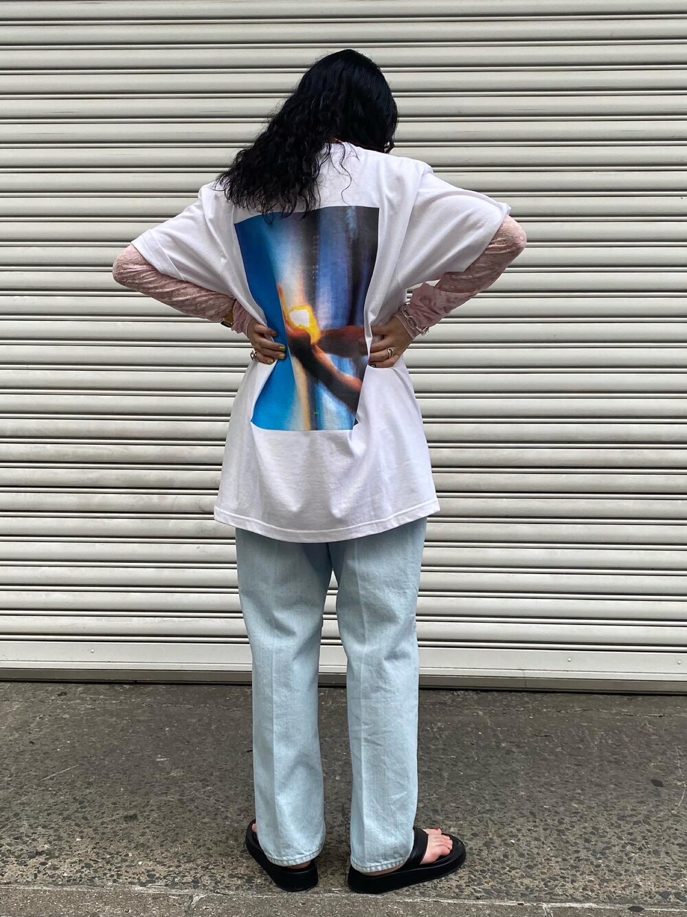 「春夏コーデ、パンツスタイル、ootd、サンダルコーデ、カジュアルガーリー、トングサンダル、ロゴT、メンズライク、デニム、URBAN RESEARCH」｜「URBAN RESEARCHのURBAN RESEARCH iD　PICTURE TODAY T-SHIRTS（Tシャツ/カットソー、ホワイト系）」を使った、綾音さん（レディース・157cm）の春コーディネートの1枚目の写真