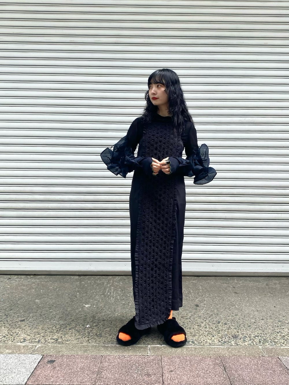「大人カジュアル、大人コーデ、春、春先取り、おしゃれさんと繋がりたい、ootd、オールブラック、差し色、ファー小物、オレンジ、キャミワンピ、アームカバー、URBAN RESEARCH」｜「GANNIのアイテム（ワンピース/ドレス、ブラック系）」を使った、綾音さん（レディース・157cm）の冬コーディネートの1枚目の写真