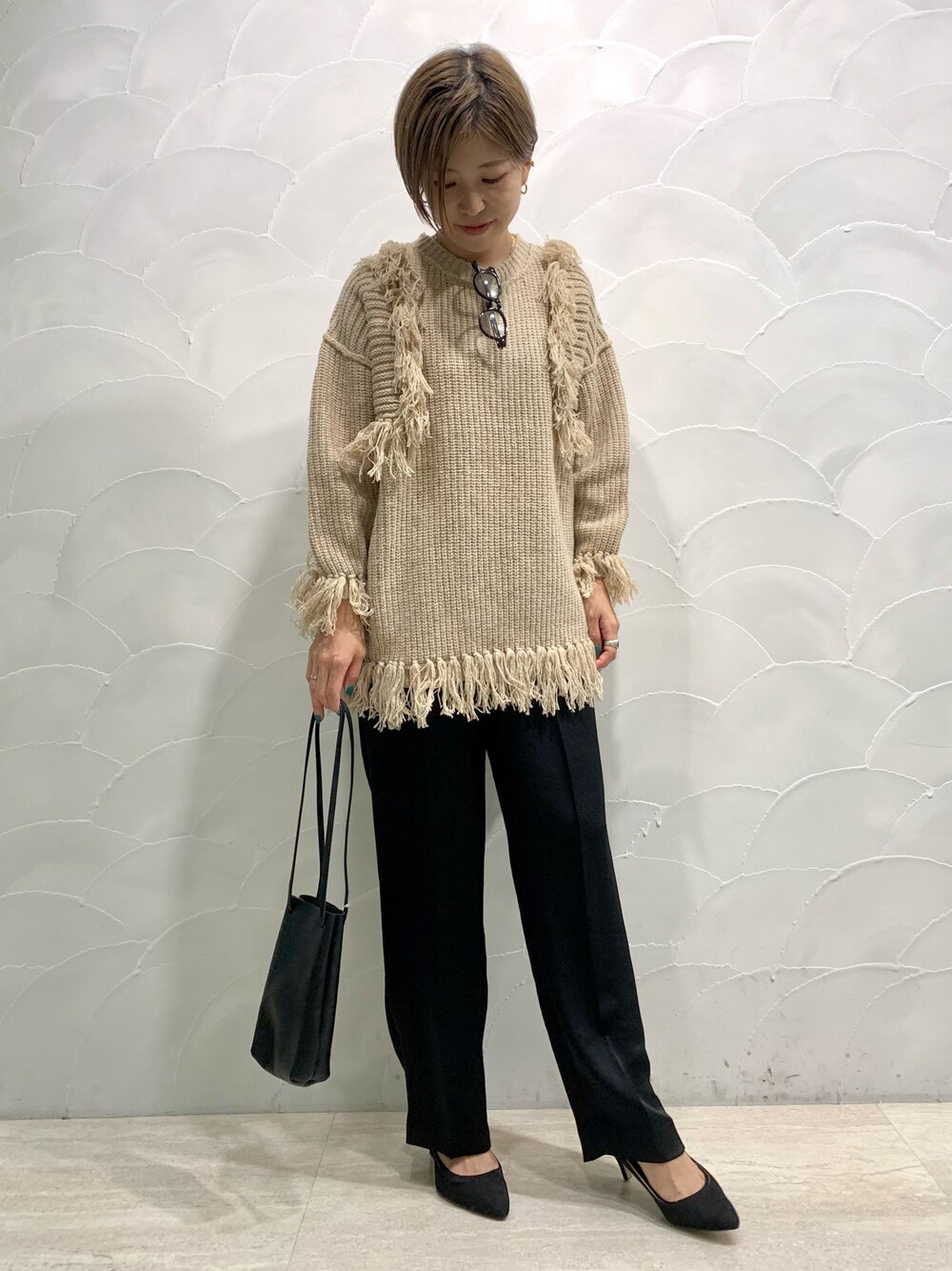 「秋服、今日のコーデ、ニット、URBAN RESEARCH」｜「URBAN RESEARCHのサテンタックパンツ（その他パンツ、ブラック系）」を使った、Adaさん（レディース・163cm）の秋コーディネートの1枚目の写真