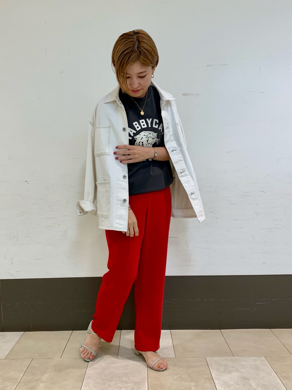 「大人カジュアル、秋のコーデ、URBAN RESEARCH、休日スタイル、ママコーデ」｜「URBAN RESEARCHのダブルクロスストレートパンツ（その他パンツ、レッド系）」を使った、Adaさん（レディース・163cm）の秋コーディネートの1枚目の写真