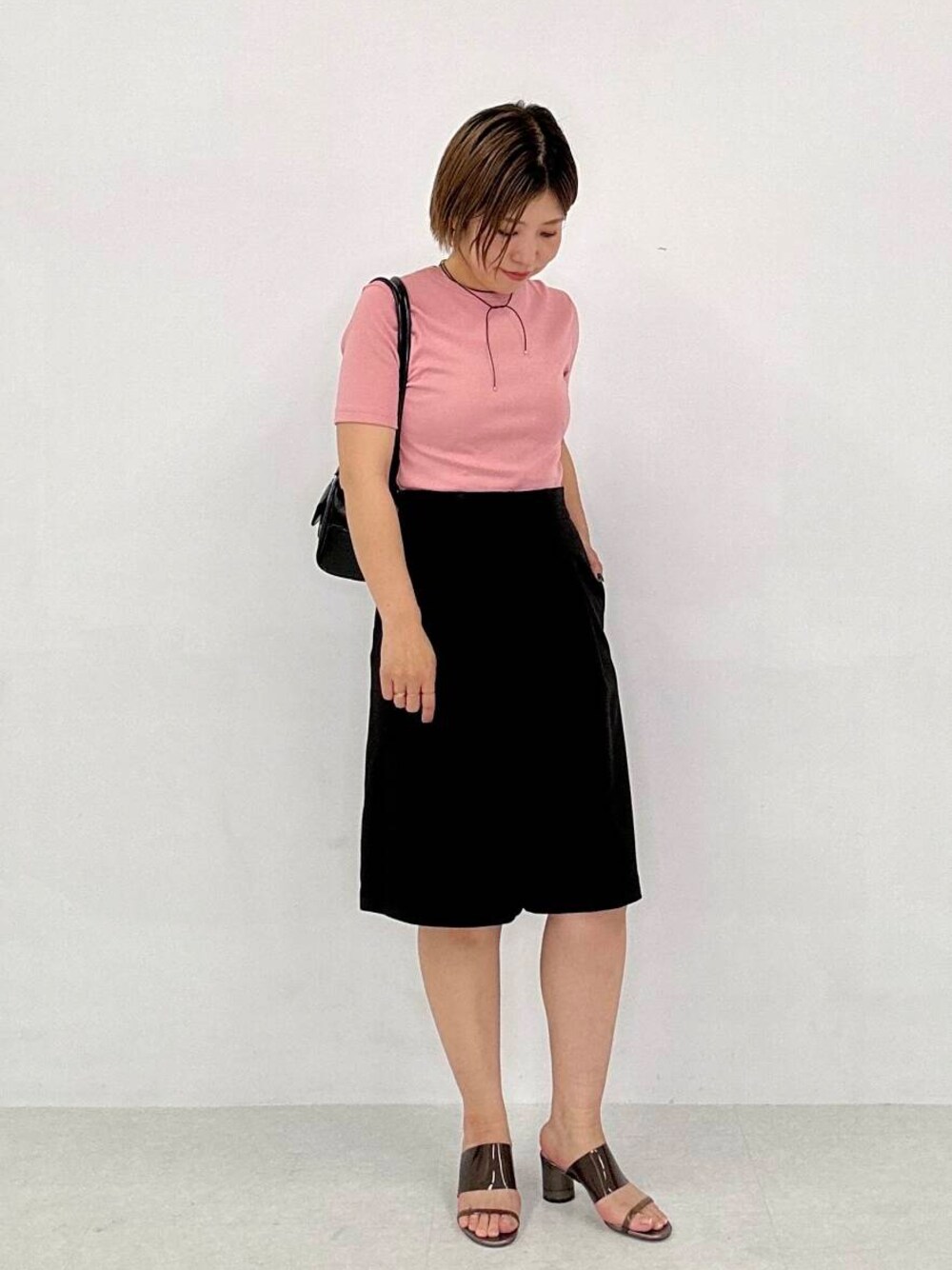「ハーフパンツ、fbyrosso、初夏パンツ」｜「F by ROSSOの『UR TECH DRYLUXE』F by ROSSO　タックハーフパンツ（その他パンツ、ブラック系）」を使った、Adaさん（レディース・163cm）の春コーディネートの1枚目の写真