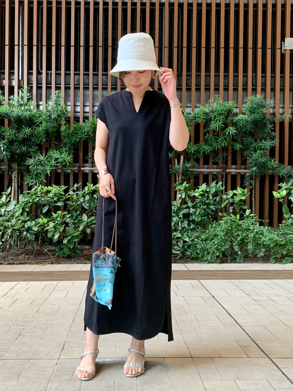 「ママコーデ、ワンピース、ブラック、バケットハット、マニプリ、URBAN RESEARCH ROSSO」｜「URBAN RESEARCH ROSSO WOMENのURTECH+抗菌 キーネックマキシワンピース（ワンピース、ブラック系）」を使った、Adaさん（レディース・163cm）の夏コーディネートの1枚目の写真