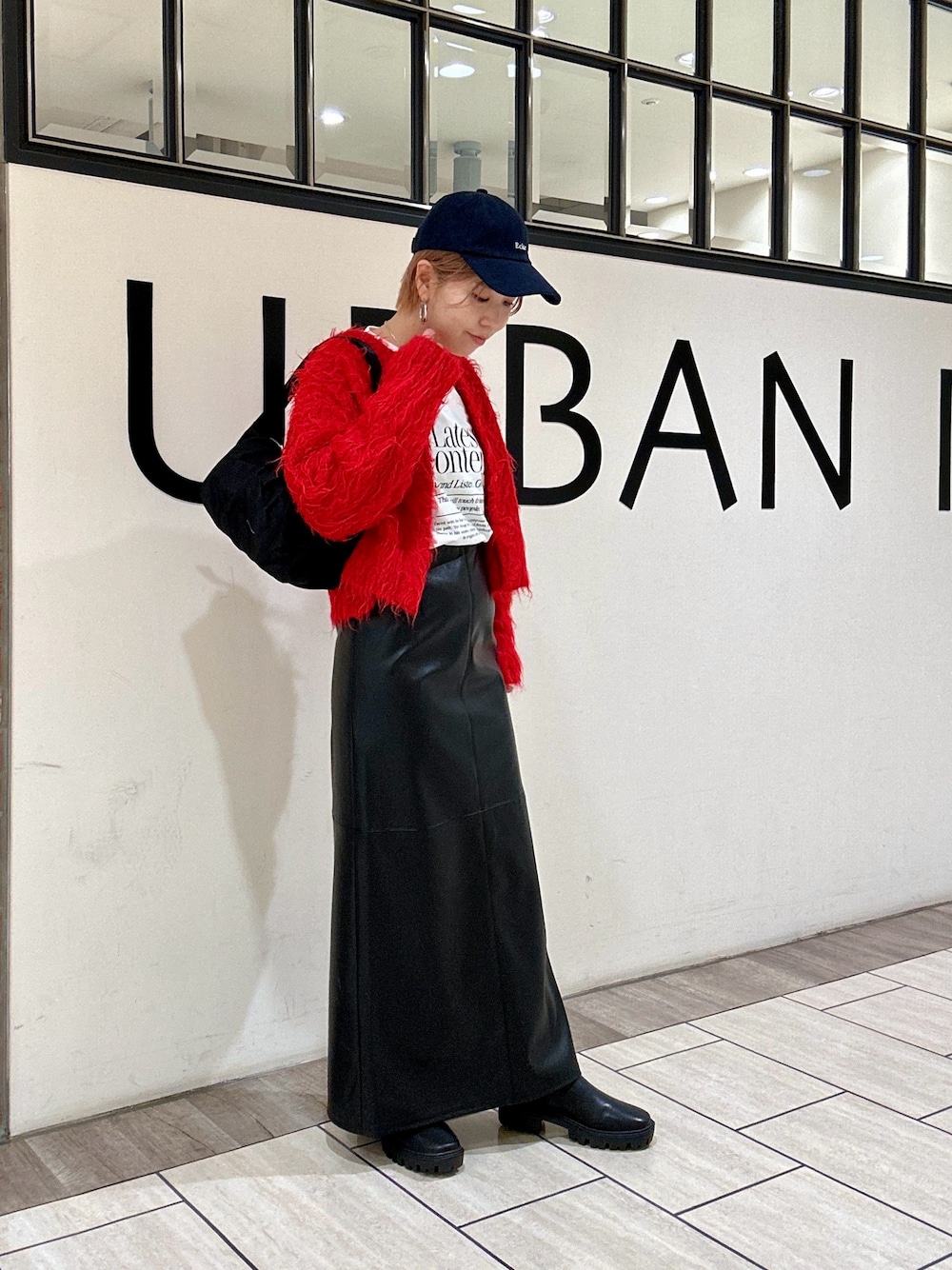 「休日スタイル、キャップ、カジュアルコーデ、レザースカート」｜「URBAN RESEARCHのレザーライクマキシスカート（スカート、ブラック系）」を使った、Adaさん（レディース・163cm）の冬コーディネートの1枚目の写真