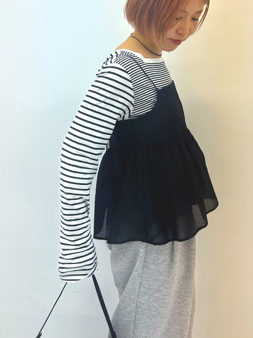 ブラック系のその他トップスを着用したレディースの春コーディネートの1枚目の写真