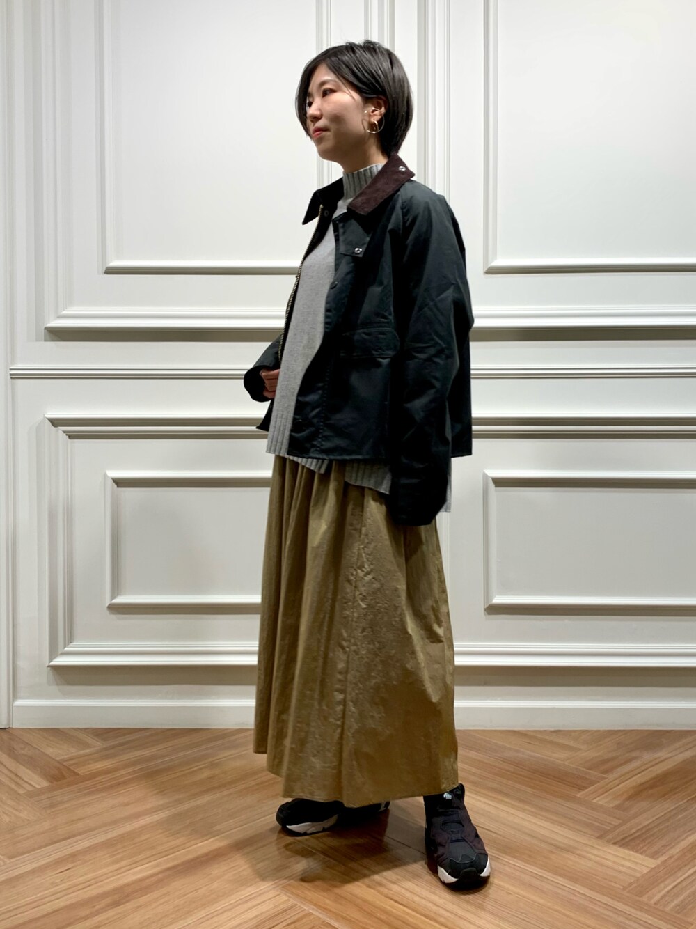 「オトナカジュアル、barbour、URBAN RESEARCH、スニーカーコーデ、秋トレンド2021、休日スタイル」｜「URBAN RESEARCHのアイテム（ジャケット/アウター、グリーン系）」を使った、Adaさん（レディース・163cm）の秋コーディネートの1枚目の写真