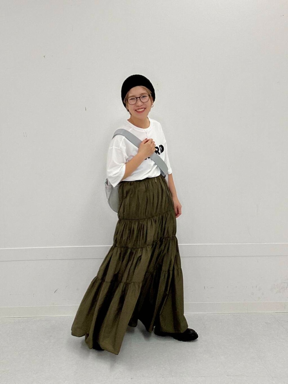 「ロングスカート、ロゴTシャツ、カジュアルコーディネート、エフバイロッソ、めがね」｜「F by ROSSOのF by ROSSO　ナイロンティアードロングスカート（スカート、グリーン系）」を使った、Adaさん（レディース・163cm）の春コーディネートの1枚目の写真