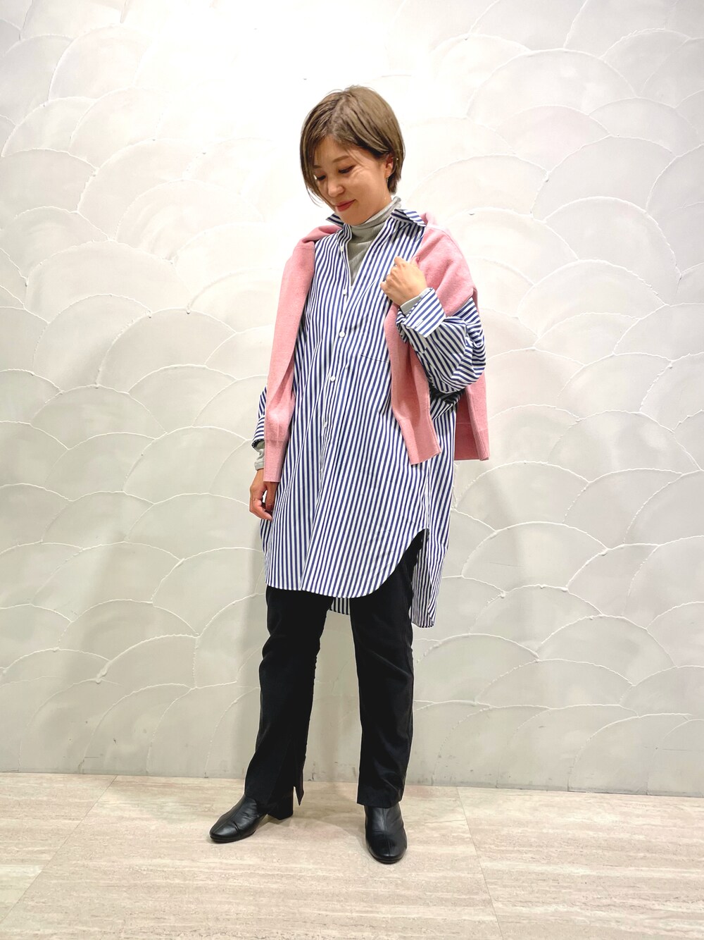 「URBAN RESEARCH、シャツスタイル、秋コーデ、ママコーデ」｜「URBAN RESEARCH ROSSOのスリットストレートパンツ（その他パンツ、ブラック系）」を使った、Adaさん（レディース・163cm）の秋コーディネートの1枚目の写真