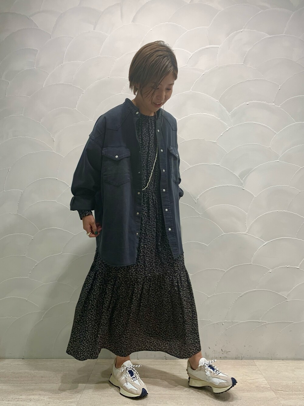 「秋コーデ、ラブアンドピース2021、大人カジュアル、ワンピース×スニーカー、URBAN RESEARCH」｜「URBAN RESEARCHのアイテム（デニムジャケット、ブラック系）」を使った、Adaさん（レディース・163cm）の秋コーディネートの1枚目の写真
