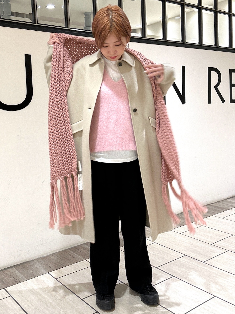 「淡色コーデ、レイヤードスタイル、冬アウター、ピンクコーデ、ロングコート」｜「URBAN RESEARCH ROSSO WOMENのアルパカ混Vネックヘアリーニット（ニット/セーター、ピンク系）」を使った、Adaさん（レディース・163cm）の冬コーディネートの1枚目の写真