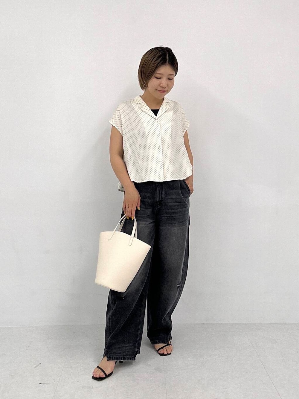 「アーバンリサーチ、ドット、パンツ、開襟シャツ、カジュアルコーディネート、カジュアルスタイル、エフバイロッソ、夏スタイル」｜「F by ROSSOのF by ROSSO　ドットクロップド開襟ブラウス（シャツ/ブラウス、ホワイト系）」を使った、Adaさん（レディース・163cm）の春コーディネートの1枚目の写真