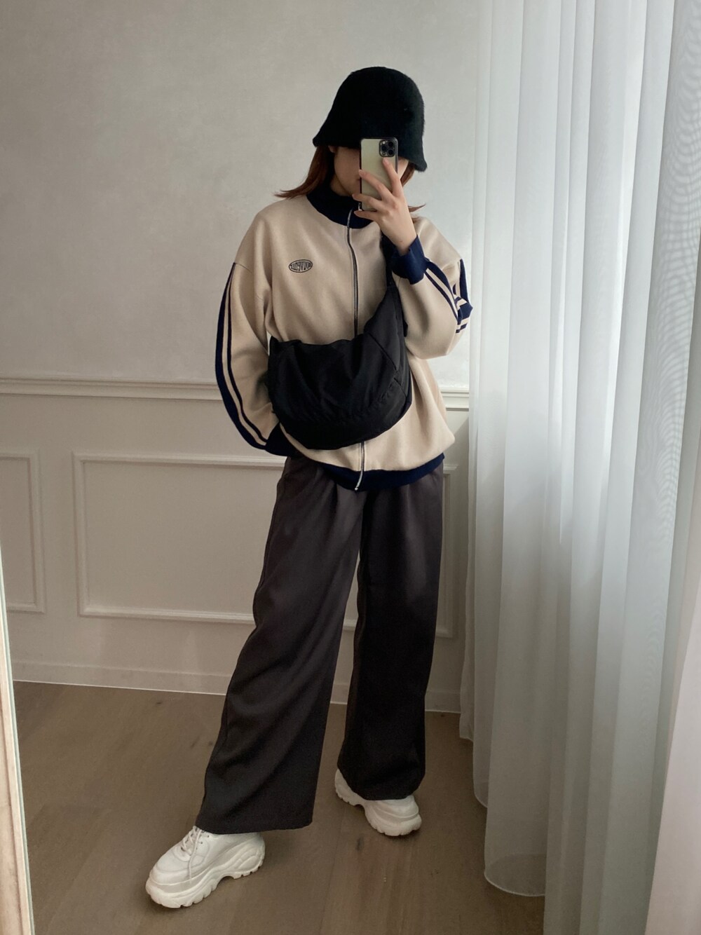 「apresjourmignon、トラックジャケット、ニット、ストリート、きれいめカジュアル、韓国ファッション、休日スタイル、マイベストコーデ2022、レイヤードスタイル、クリスマスに着たい服、プチプラ、プチプラコーデ、お出かけコーデ、パンツスタイル、ゆるコーデ」｜「apres jour mignonの別ベルト付きパンツ 【ZOZOTOWN限定アイテム】（その他パンツ、グレー系）」を使った、uraさん（レディース・160cm）の冬コーディネートの1枚目の写真