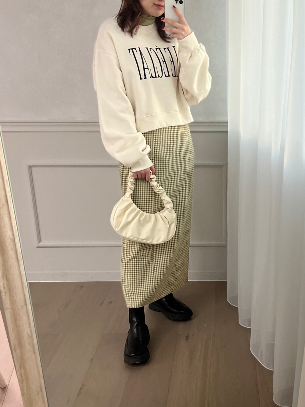 「apresjourmignon、クリスマスに着たい服、スウェット、ロゴスウェット、休日スタイル、冬コーデ、プチプラ、プチプラコーデ、休日コーデ、きれいめカジュアル、大人カジュアル、マイベストコーデ2022、おしゃれさんと繋がりたい、レイヤードスタイル」｜「apres jour mignonの【apresjour mignon×ARIAZ】ギャザーハンドルバッグ（ハンドバッグ、ホワイト系）」を使った、uraさん（レディース・160cm）の冬コーディネートの1枚目の写真