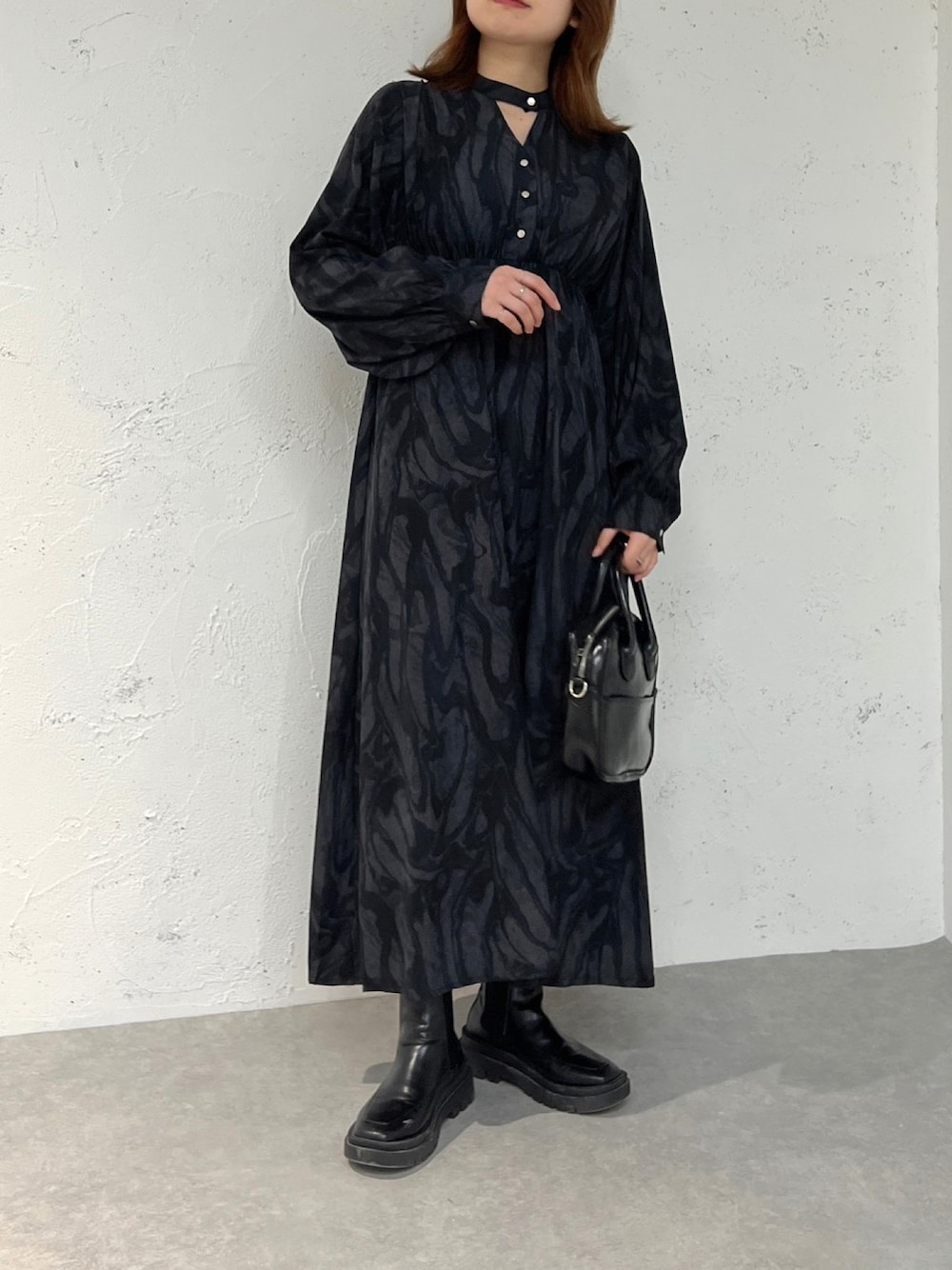 「apresjourmignon、ワンピース、ブーツ、厚底シューズ、WEARハロウィン2022、ブラック、プチプラ、プチプラコーデ、シンプル、シンプルコーデ、モード、きれいめカジュアル、キレイめコーデ、おしゃれさんと繋がりたい、オトナカジュアル」｜「apres jour mignonの【apresjour mignon×ARIAZ】スクエアバッグ（ハンドバッグ、ブラック系）」を使った、uraさん（レディース・160cm）の秋コーディネートの1枚目の写真