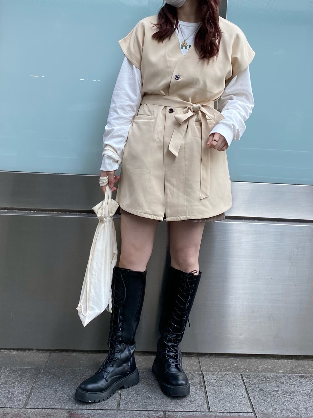 「ブーツ、秋のコーデ、冬コーデ、レイヤードスタイル、ロングブーツ、休日スタイル、プチプラ、シンプルコーデ、プチプラコーデ、ゆるコーデ、淡色コーデ、オトナカジュアル」｜「apres jour clairの【apres jour clair】ノーカラーベルト付きジレ【セットアップ可能】（ベスト、ベージュ系）」を使った、uraさん（レディース・160cm）の秋コーディネートの1枚目の写真