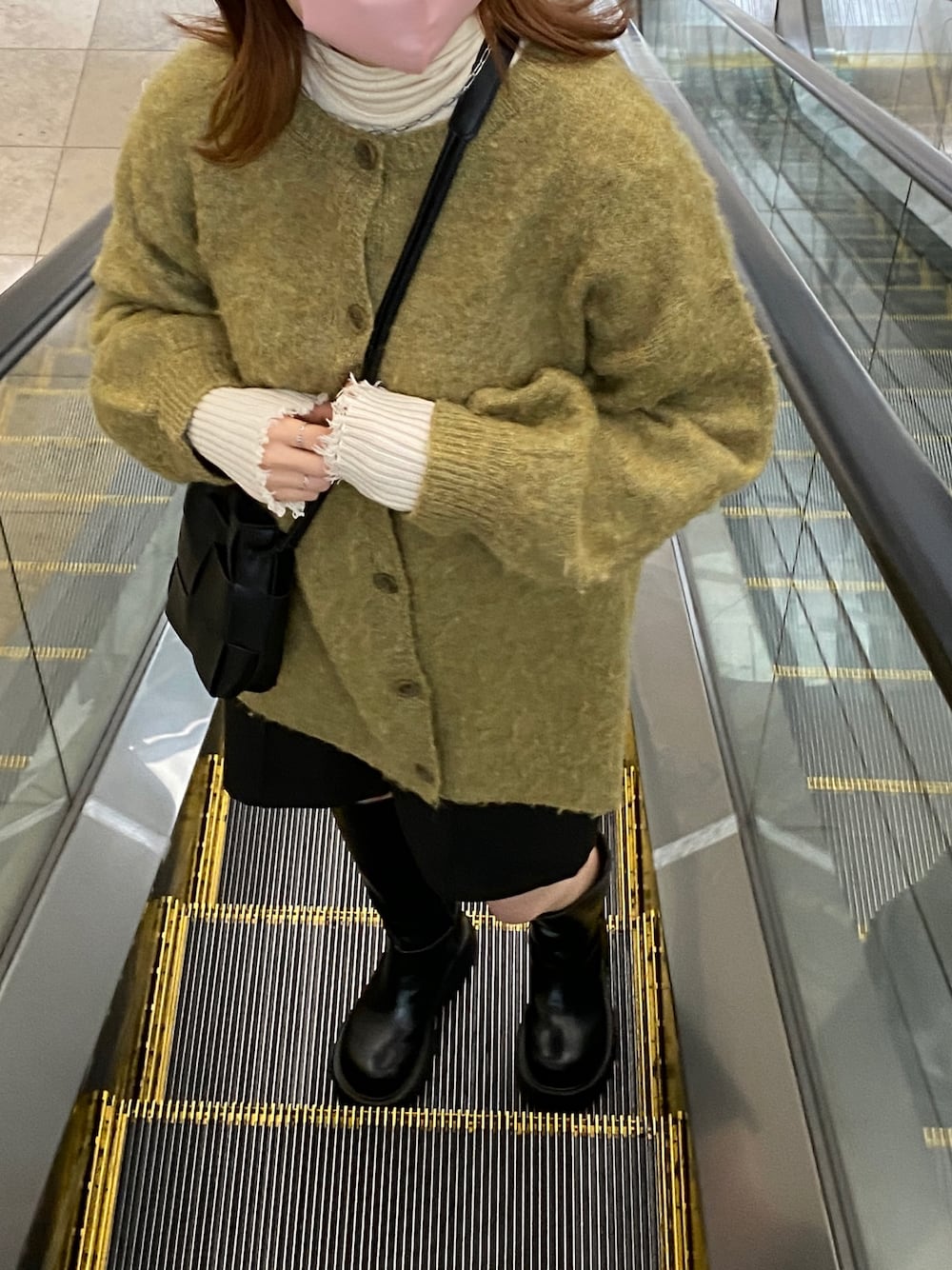 「apresjourmignon、カーディガン、グリーン、ロングブーツ、厚底シューズ、シンプルコーデ、シンプル、ブーツ、プチプラ、プチプラコーデ、ニット、アームウォーマー、レイヤードスタイル、きれいめカジュアル、秋冬コーデ」｜「apres jour mignonのメランジニット起毛カーディガン【ZOZOTOWN限定アイテム】（カーディガン/ボレロ、グリーン系）」を使った、uraさん（レディース・160cm）の秋コーディネートの1枚目の写真
