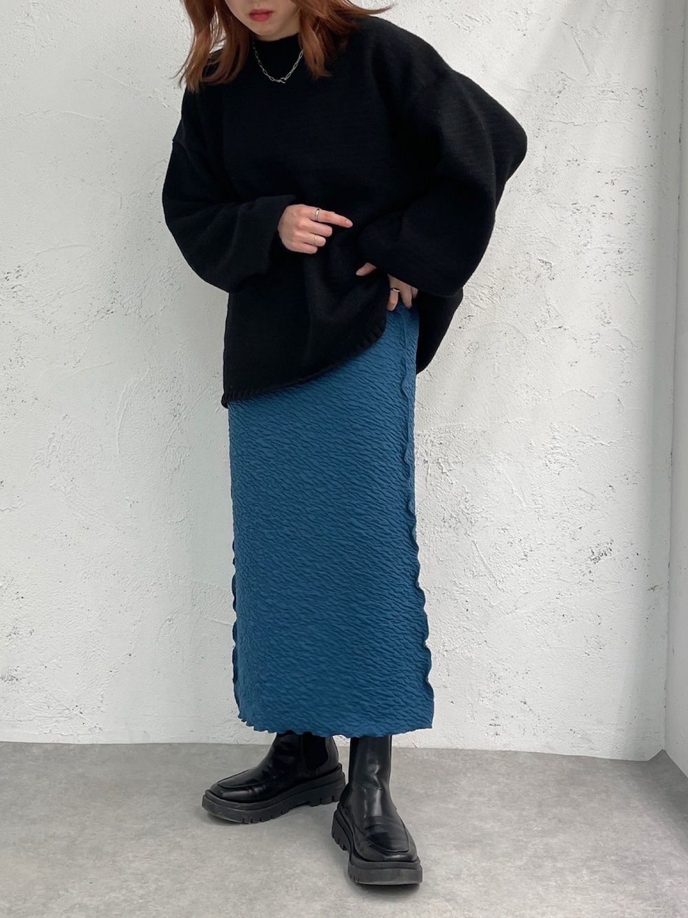 「apresjourmignon、アプレジュールミニョン、ニット、冬コーデ、モード、ブーツ、クリスマスに着たい服、マイベストコーデ2022、休日スタイル、おしゃれさんと繋がりたい、オトナカジュアル、大人かわいい」｜「apres jour mignonのぽこぽこナロースカート【ZOZOTOWN限定アイテム】（スカート、ブルー系）」を使った、uraさん（レディース・160cm）の冬コーディネートの1枚目の写真