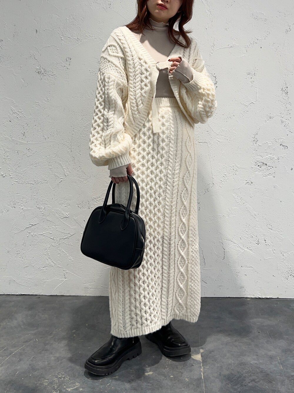 「apresjourmignon、ホワイトコーデ、ニット、クリスマスに着たい服、セットアップ、プチプラ、プチプラコーデ、冬コーデ、ワントーンコーデ、休日スタイル、きれいめカジュアル、カジュアルコーデ、おしゃれさんと繋がりたい、マイベストコーデ2022」｜「apres jour mignonのパッチワークナロースカート【SETUP着用可能】【ZOZOTOWN限定アイテム】（スカート、ホワイト系）」を使った、uraさん（レディース・160cm）の冬コーディネートの1枚目の写真