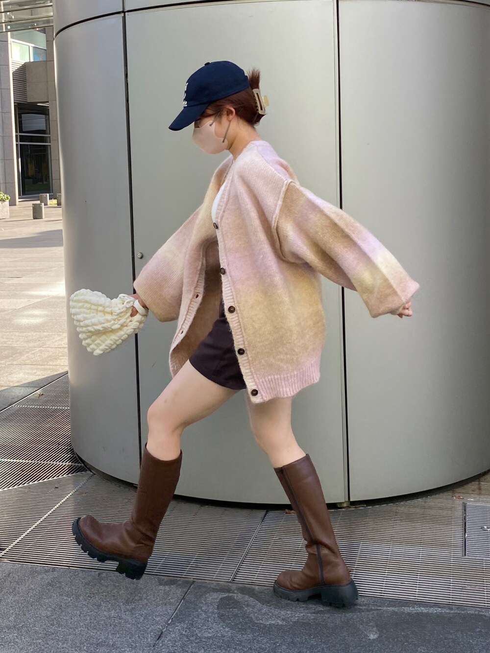 「apresjourmignon、カーディガン、ロングブーツ、ブーツ、プチプラ、プチプラコーデ、ハーフパンツ、レイヤードスタイル、秋服コーデ、秋コーデ、きれいめカジュアル、おしゃれさんと繋がりたい、着回しコーデ、オトナカジュアル、秋ルック紹介するよ」｜「apres jour mignonのロングブーツ【ZOZOTOWN限定アイテム】（ブーツ、ブラウン系）」を使った、uraさん（レディース・160cm）の秋コーディネートの1枚目の写真