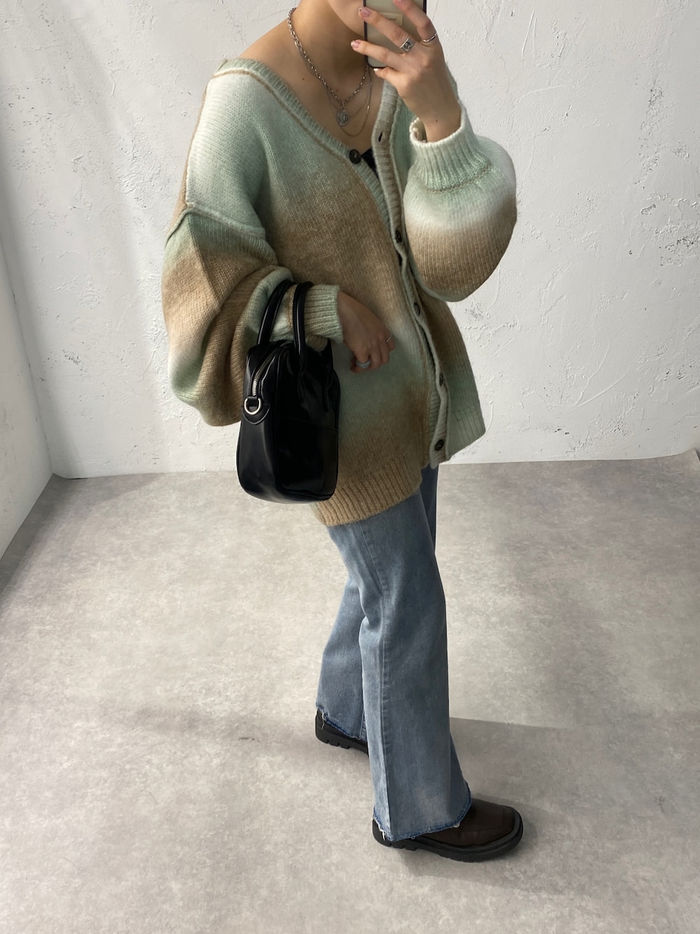 「秋ルック紹介するよ、秋コーデ、apresjourmignon、カーディガン、デニム、ビッグシルエット、レイヤードスタイル、お出かけコーデ、おしゃれさんと繋がりたい、オトナ女子、カジュアルコーデ、着回しコーデ、グラデーション、グリーン」｜「apres jour mignonの【apresjour mignon×ARIAZ】スクエアバッグ（ハンドバッグ、ブラック系）」を使った、uraさん（レディース・160cm）の秋コーディネートの1枚目の写真