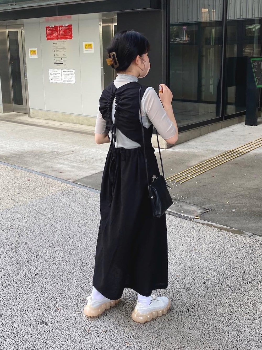 「ワンピース、レイヤードスタイル、休日スタイル、オトナ女子、モード、きれいめカジュアル、韓国ファッション、ロングワンピース、ブラック、モノトーン、モノトーンコーデ、バックスタイル、バックオープン、プチプラ、おしゃれさんと繋がりたい」｜「MIKIO SAKABEのアイテム（スニーカー、ホワイト系）」を使った、uraさん（レディース・160cm）の夏コーディネートの1枚目の写真