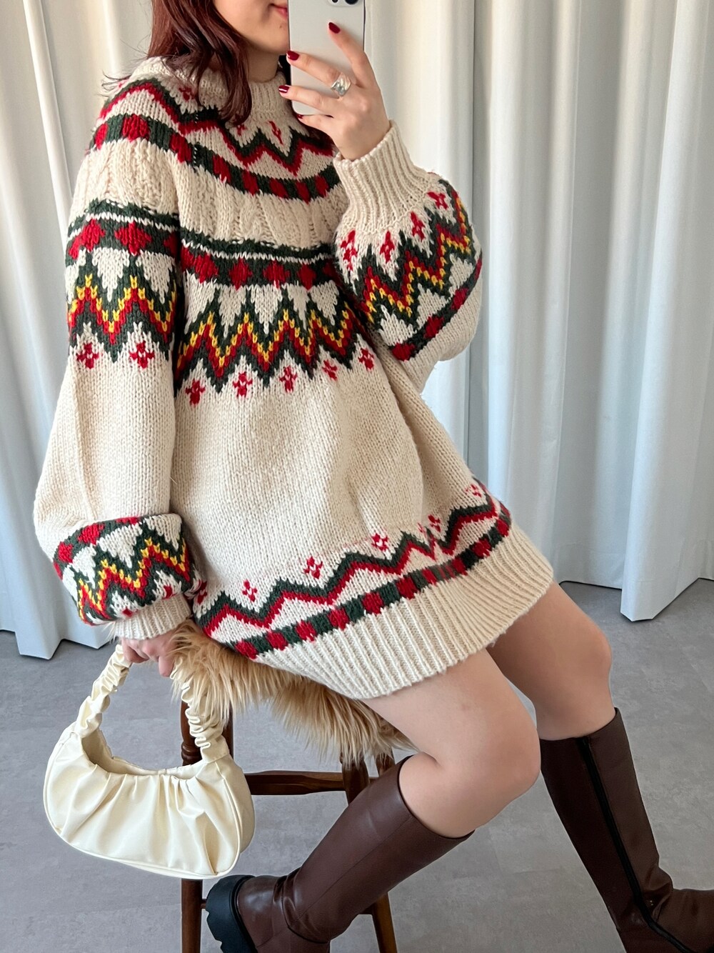 「apresjourmignon、ニット、プチプラ、プチプラコーデ、クリスマスに着たい服、ホワイトコーデ、マイベストコーデ2022、休日スタイル、韓国ファッション、冬コーデ、あったかコーデ、おしゃれさんと繋がりたい」｜「apres jour mignonの【apresjour mignon×ARIAZ】ギャザーハンドルバッグ（ハンドバッグ、ホワイト系）」を使った、uraさん（レディース・160cm）の冬コーディネートの1枚目の写真