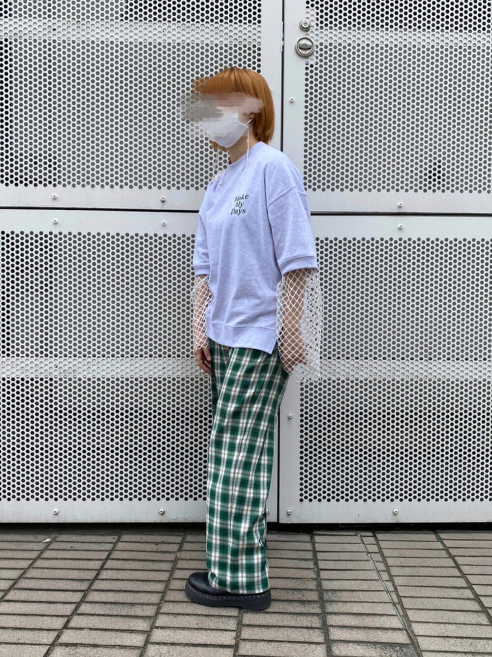 その他のトップス、ホワイト系のTシャツ/カットソー、グリーン系のその他パンツを着用したレディースの秋コーディネートの1枚目の写真