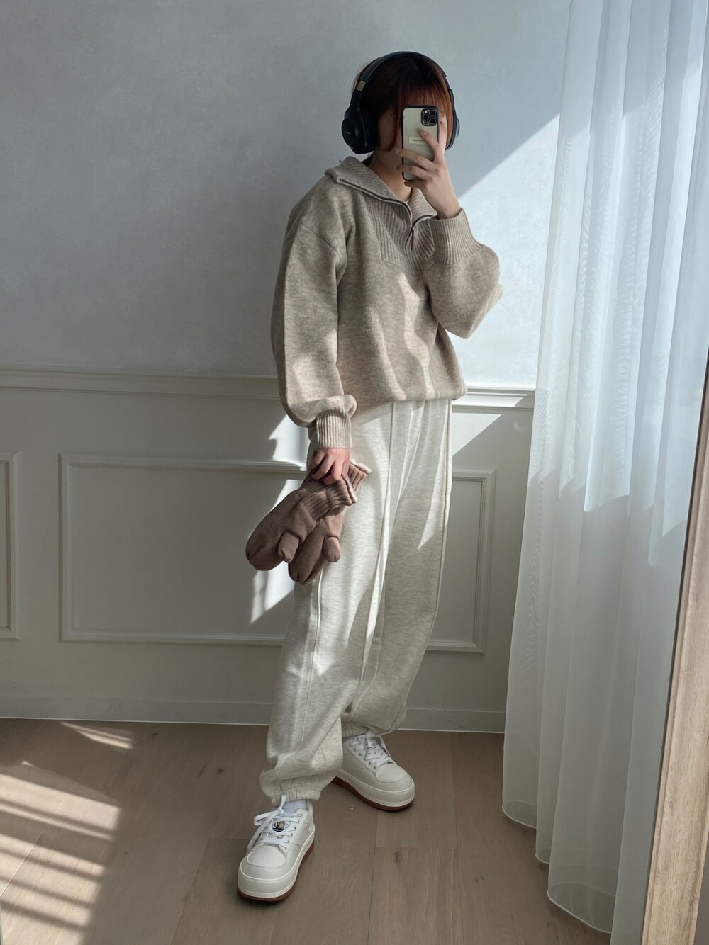 「apresjourmignon、ニット、スウェット、ハーフジップ、クリスマスに着たい服、レイヤードスタイル、マイベストコーデ2022、休日スタイル、韓国ファッション、きれいめカジュアル、プチプラ、プチプラコーデ、お出かけコーデ、ゆるコーデ、シンプルスタイル」｜「apres jour mignonのボリュームスウェットパンツ【ZOZOTOWN限定アイテム】（スウェットパンツ、ベージュ系）」を使った、uraさん（レディース・160cm）の冬コーディネートの1枚目の写真