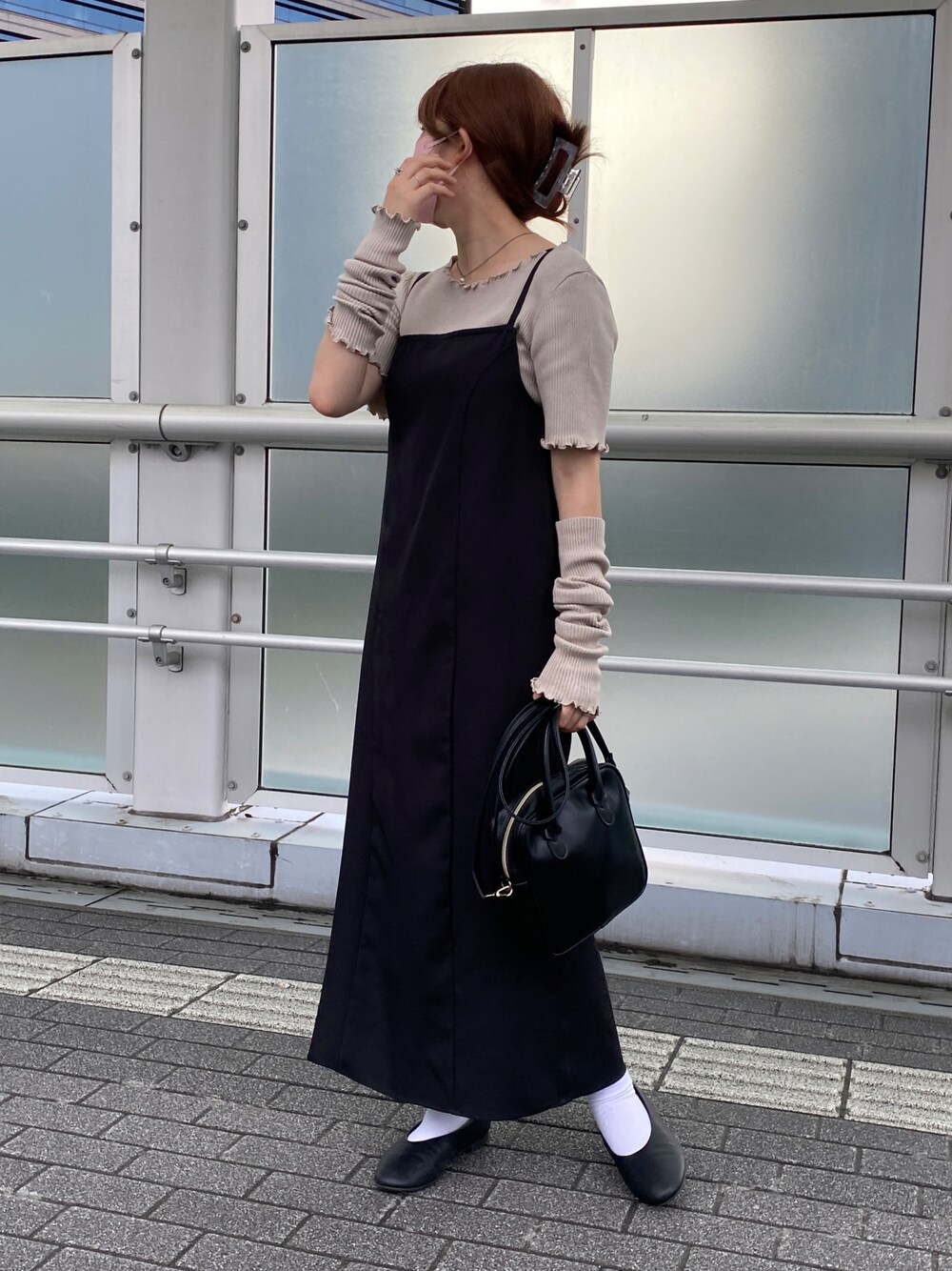「apresjourmignon、キャミワンピ、アームウォーマー、秋冬コーデ、プチプラ、プチプラコーデ、きれいめカジュアル、シンプル、シンプルコーデ、今日のコーデ、オトナカジュアル、おしゃれさんと繋がりたい、休日コーデ」｜「apres jour mignonのナローキャミワンピース【ZOZOTOWN限定アイテム】（ワンピース、ブラック系）」を使った、uraさん（レディース・160cm）の秋コーディネートの1枚目の写真